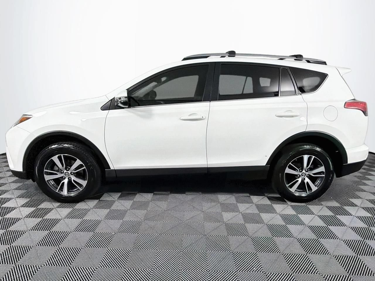 Used 2017 Toyota RAV4 XLE AWD/4WD image 7