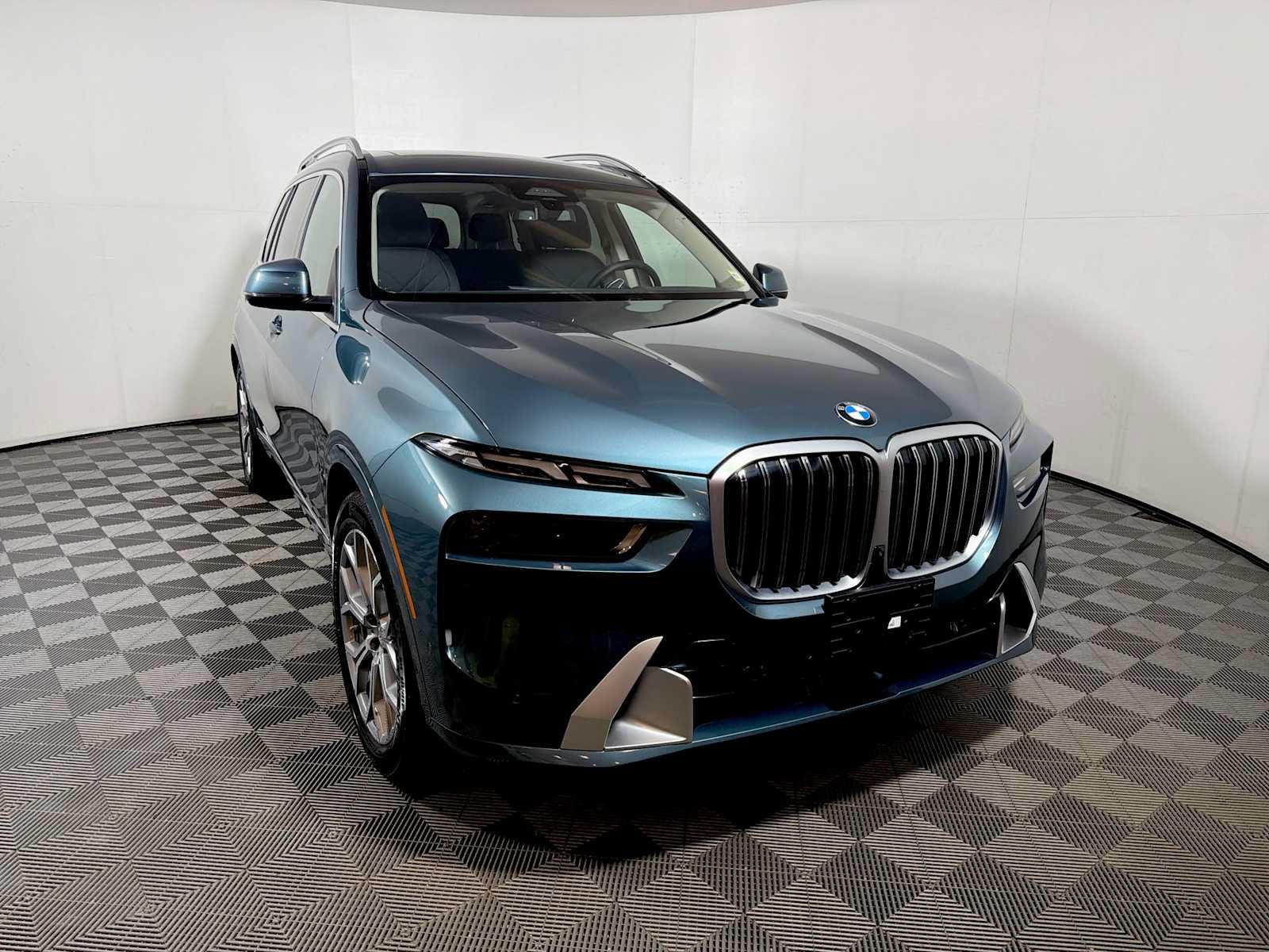 Used 2026 BMW X7 xDrive40i w/ Premium Package AWD/4WD image 2