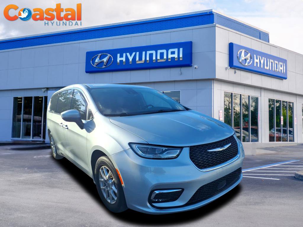 Used 2023 Chrysler Pacifica Touring-L w/ Uconnect Theater Family Group
