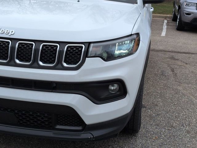 Used 2024 Jeep Compass Latitude w/ Sun and Sound Group AWD/4WD image 9