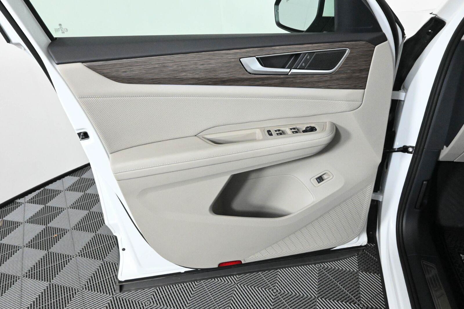Certified 2025 Volkswagen Atlas SEL AWD/4WD image 20