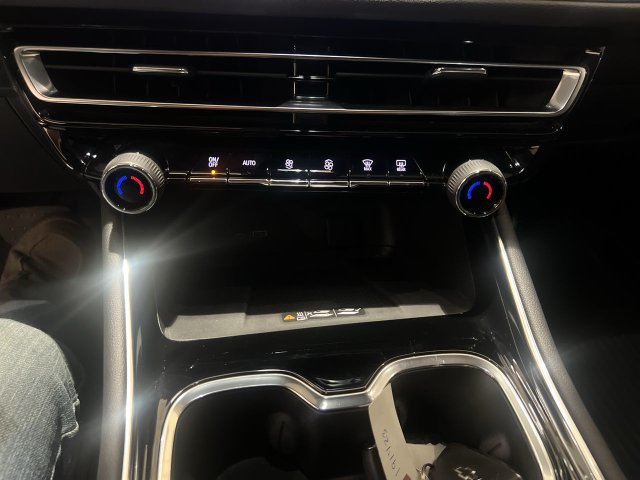 Used 2025 Chevrolet Traverse RS w/ LPO, Roadside Safety Package FWD image 17