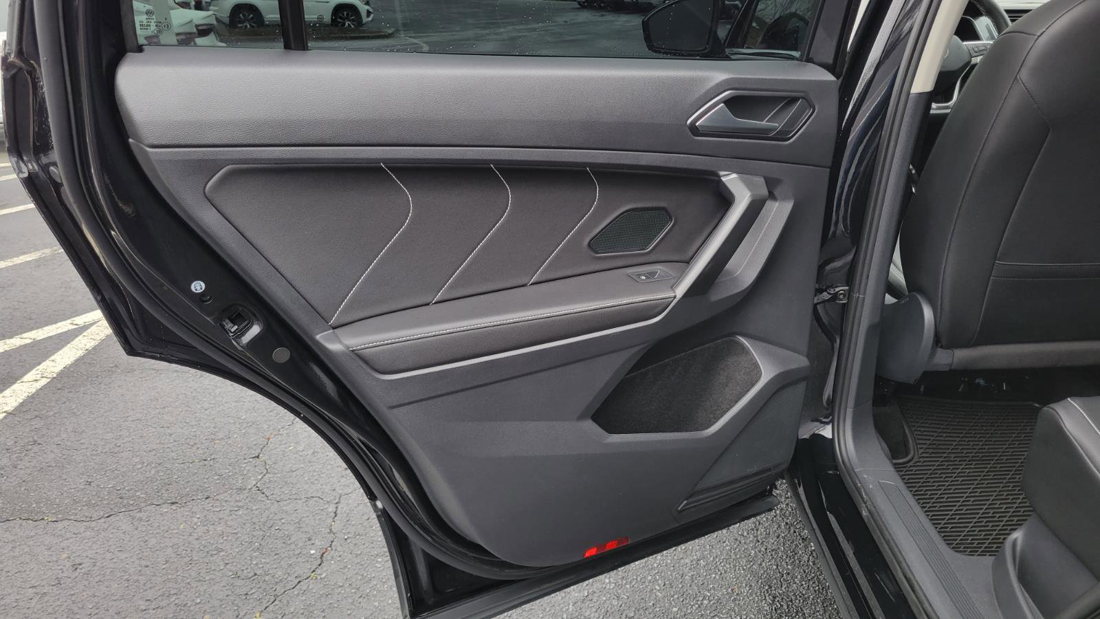 Used 2022 Volkswagen Tiguan SE w/ Panoramic Sunroof Package image 31