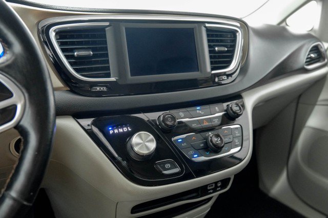 Used 2019 Chrysler Pacifica Touring-L FWD image 25