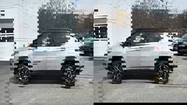 Used 2025 Jeep Compass Trailhawk w/ Trailhawk Convenience Group AWD/4WD image 4