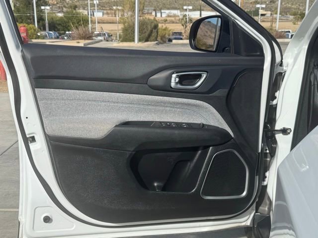 Used 2023 Jeep Compass Latitude image 35