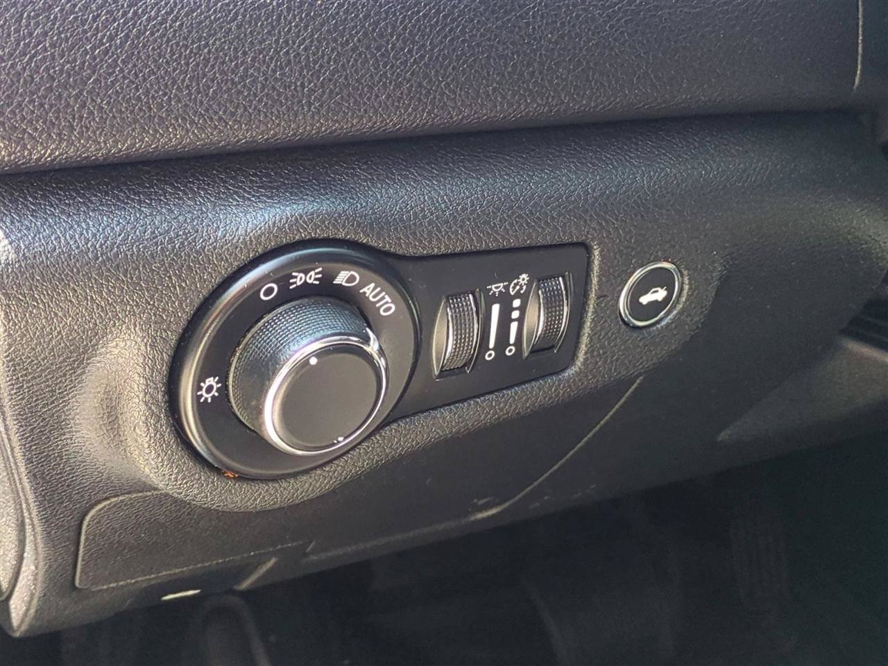 Used 2015 Chrysler 200 Limited FWD image 15