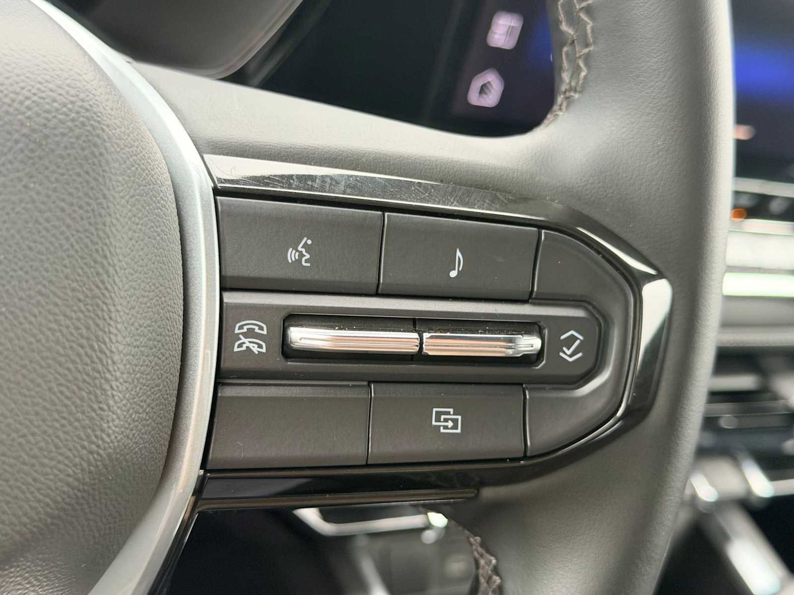 Used 2024 Chevrolet Colorado LT w/ LT Convenience Package II image 25