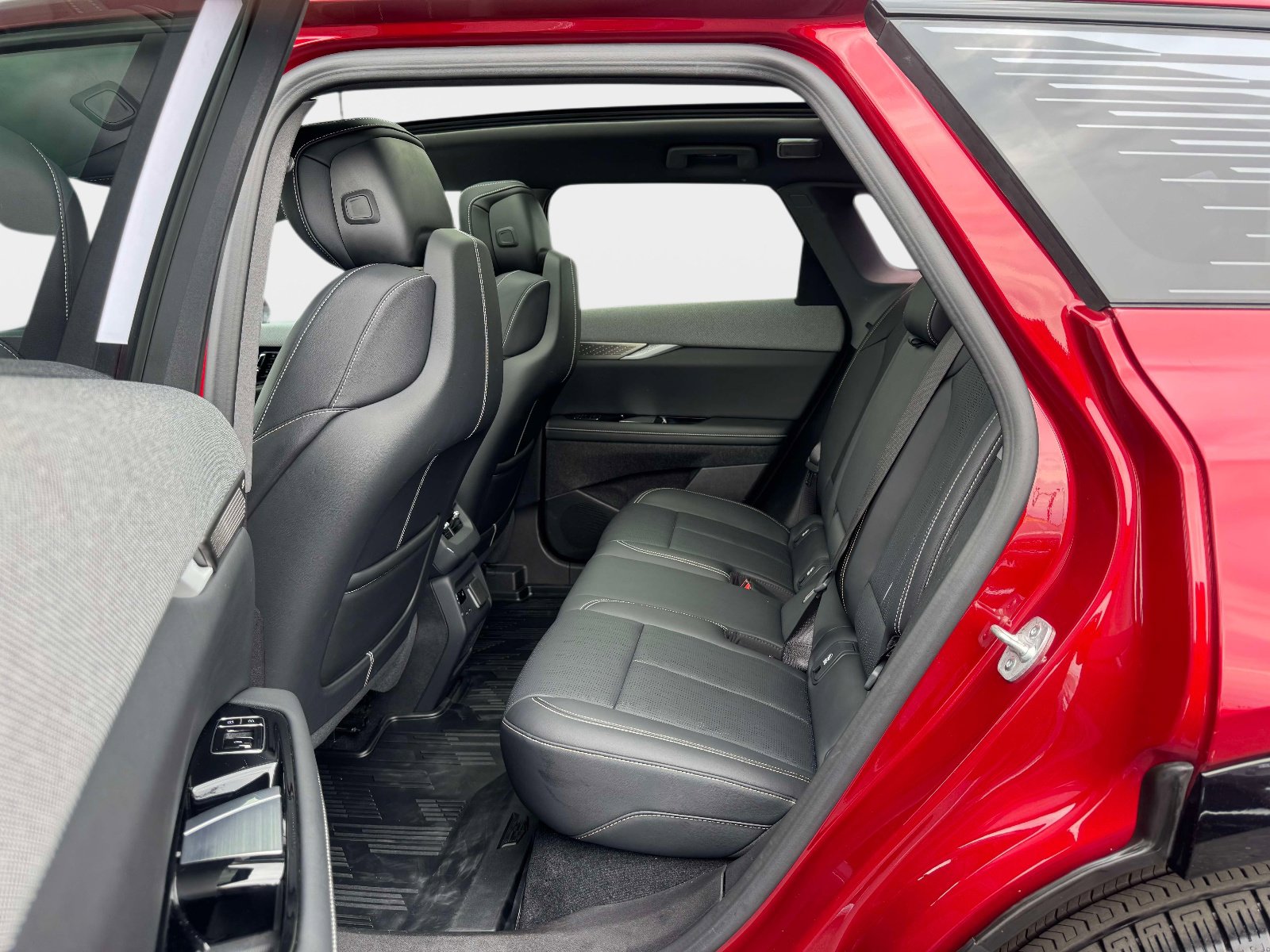 Certified 2025 Cadillac Optiq Sport 2 w/ LPO, Floor Liner Package AWD/4WD image 22