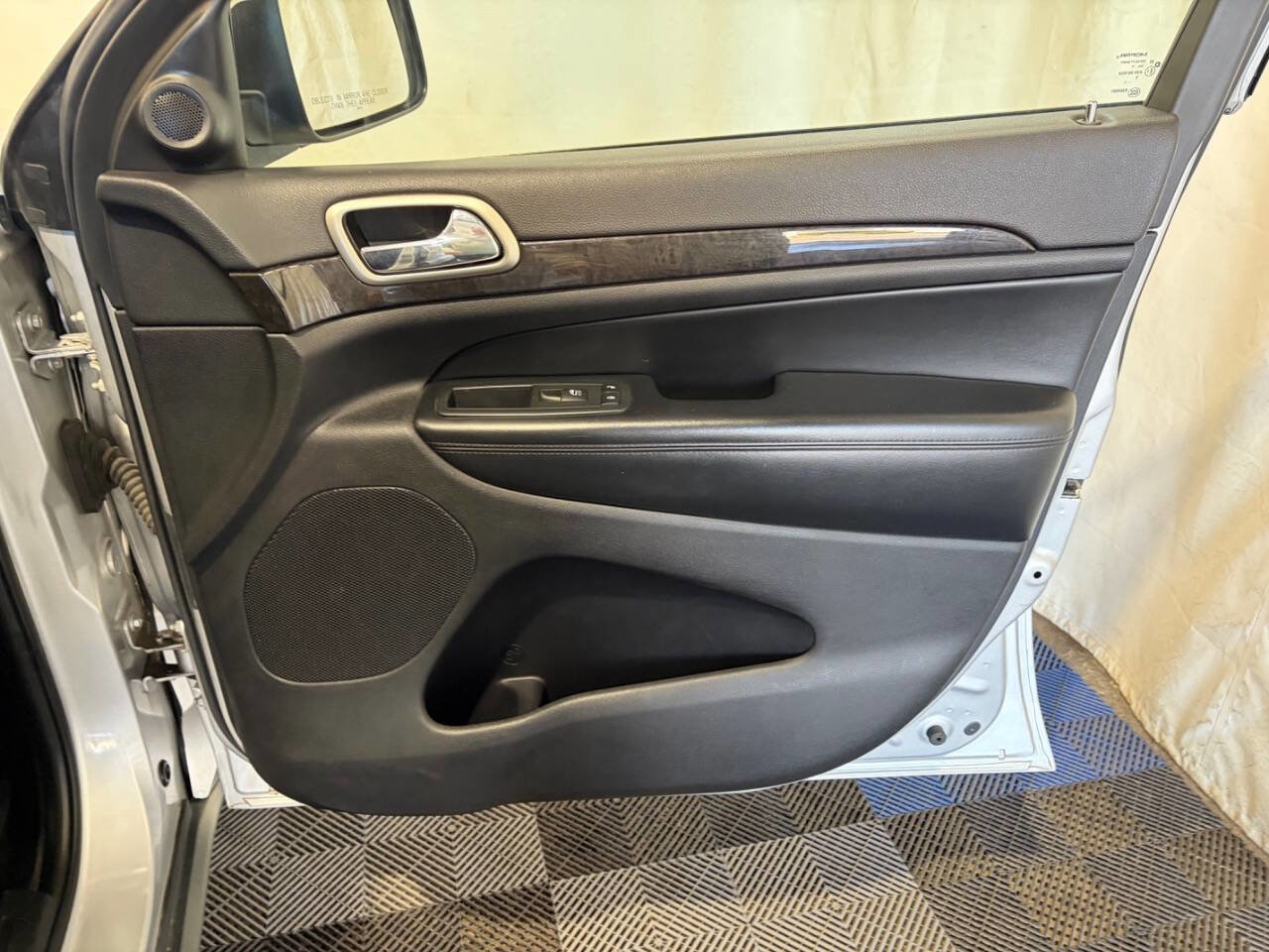 Used 2011 Jeep Grand Cherokee Laredo AWD/4WD image 12