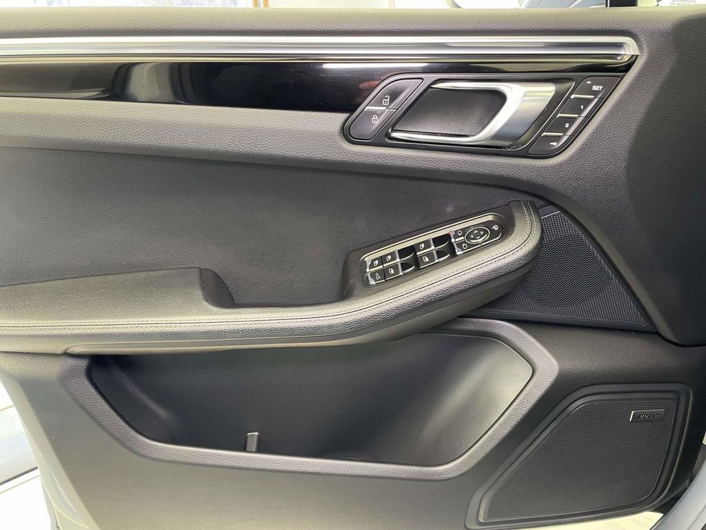 Certified 2022 Porsche Macan image 36