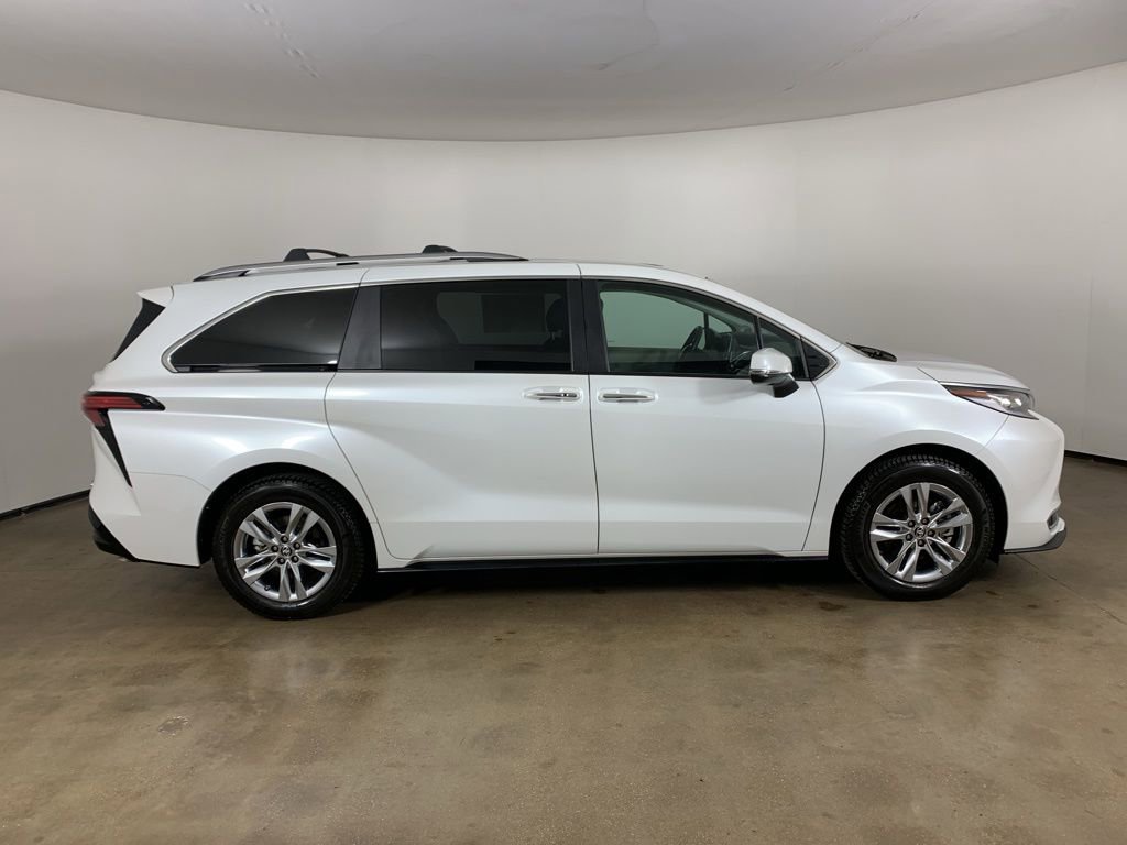 Used 2023 Toyota Sienna Limited FWD image 7