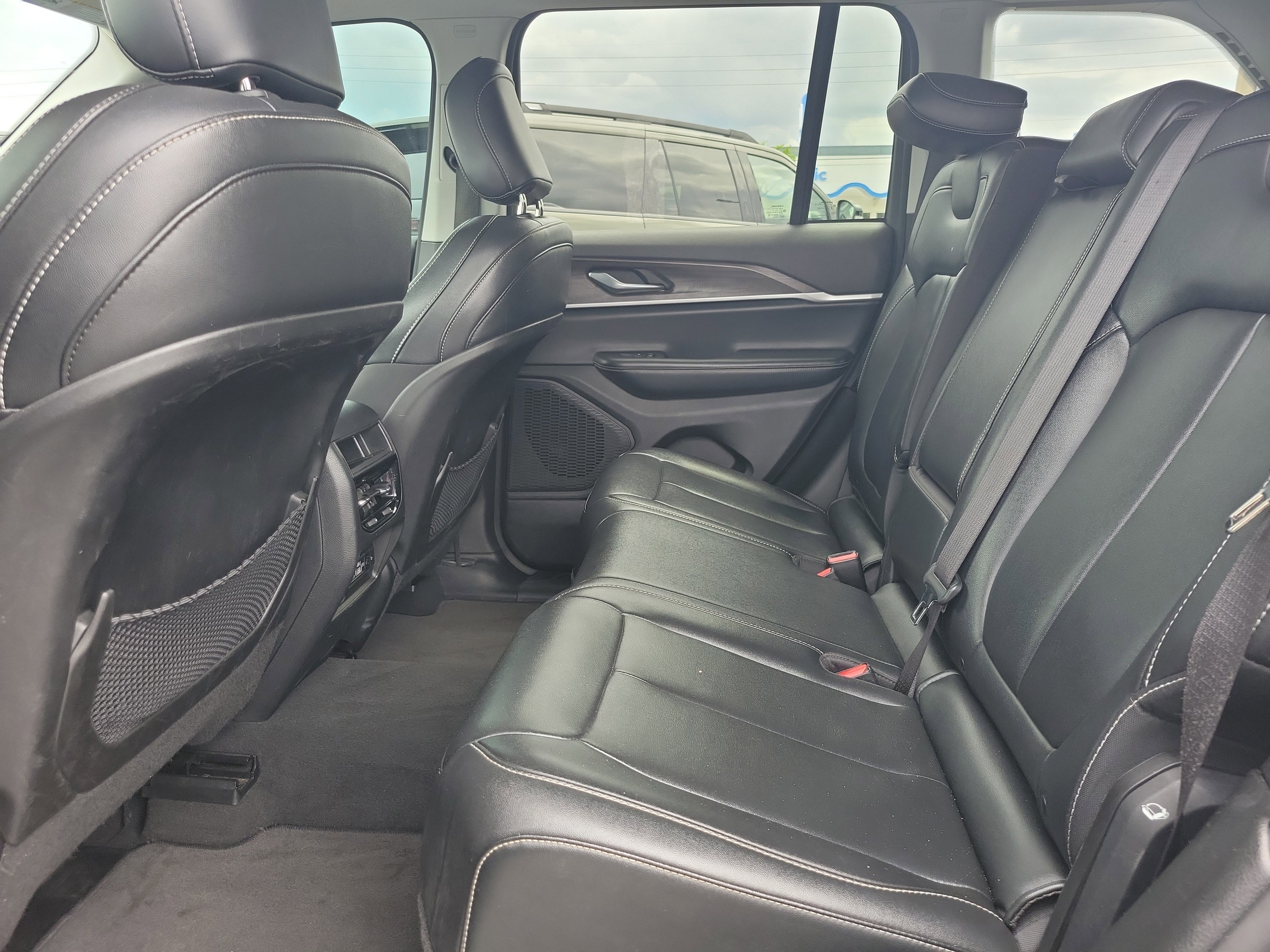 Used 2023 Jeep Grand Cherokee Limited image 17