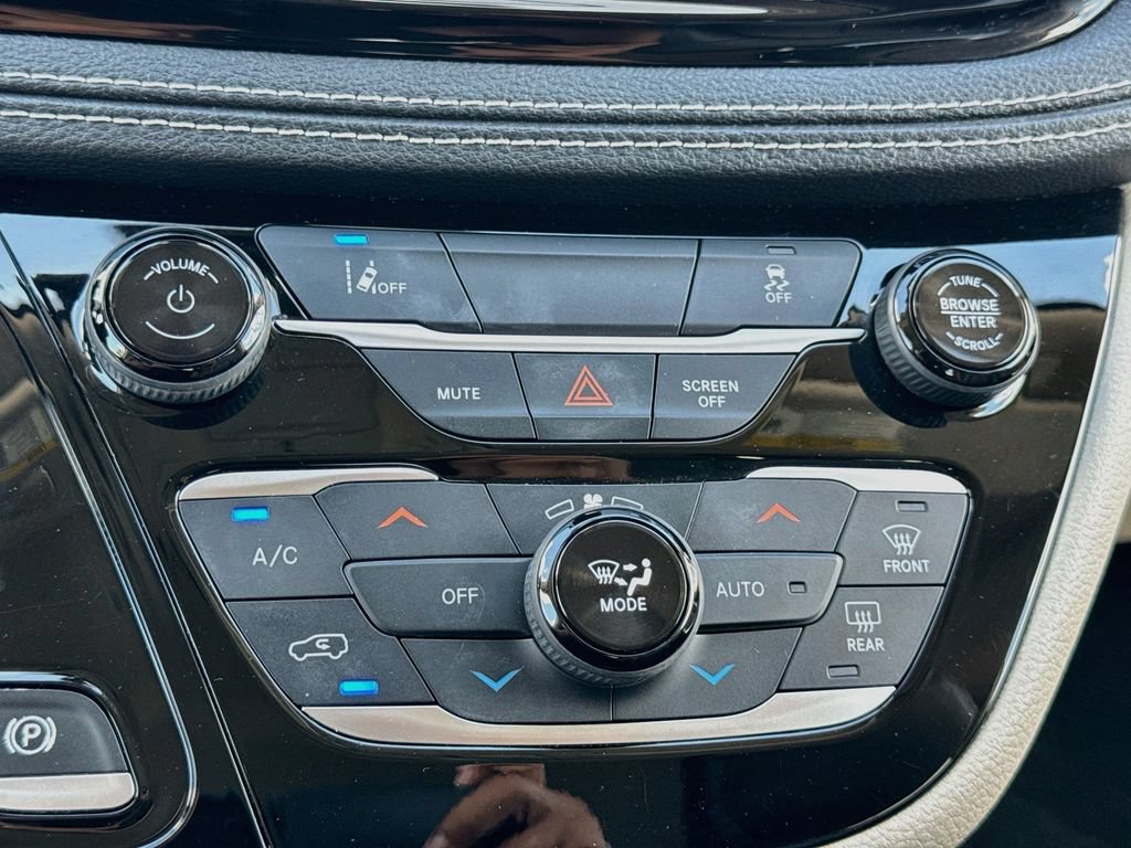 Used 2022 Chrysler Pacifica Touring-L FWD image 17