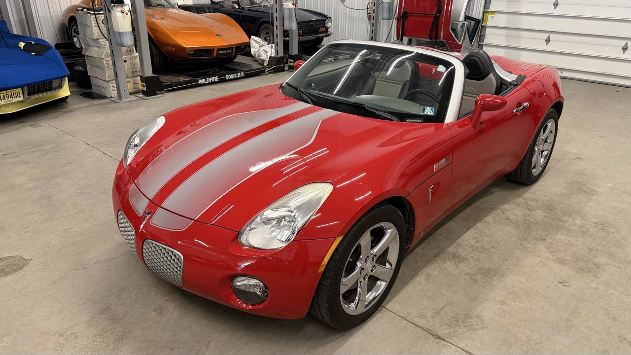 Used 2008 Pontiac Solstice Convertible w/ Premium Package RWD image 3
