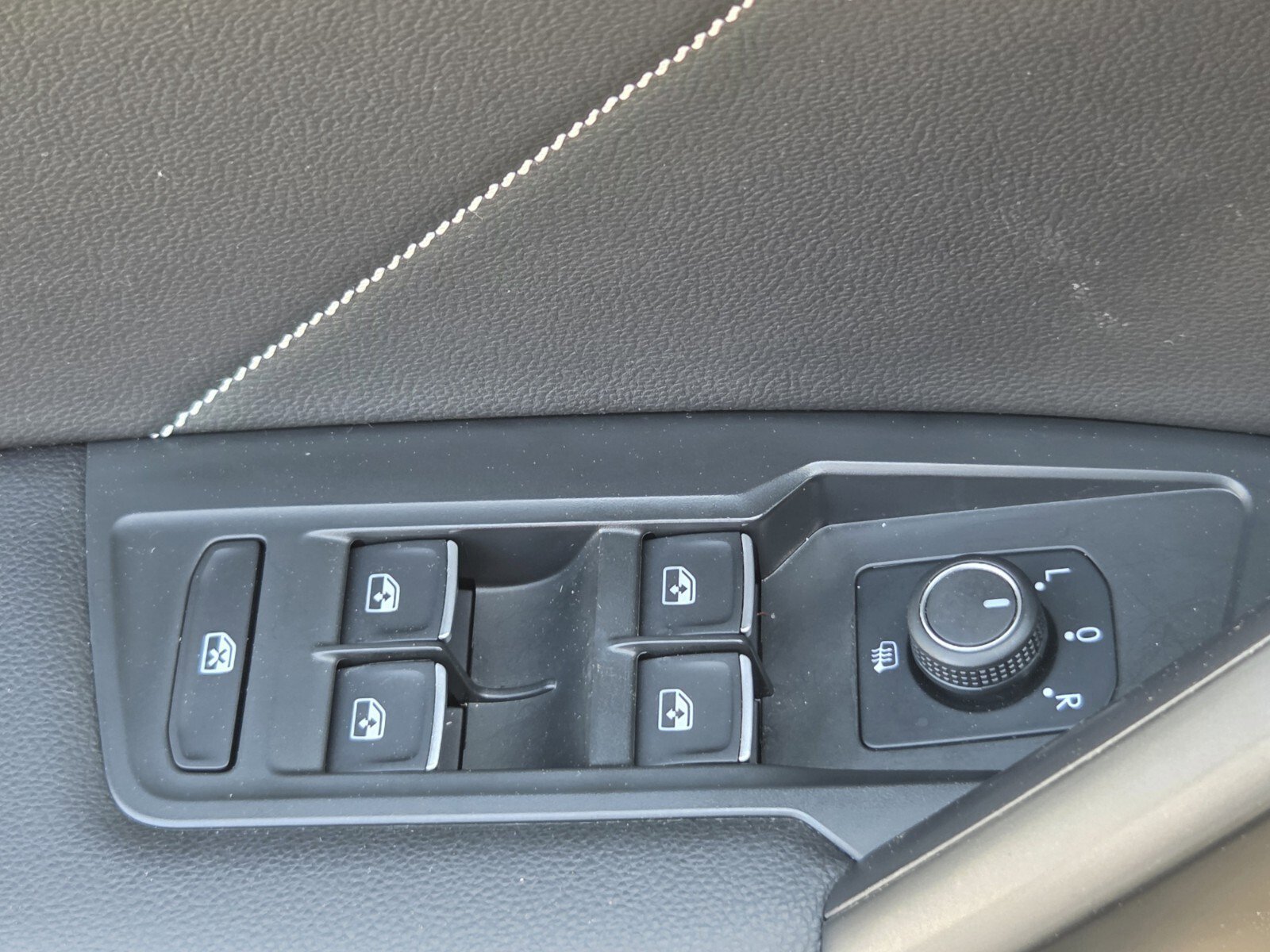 Used 2023 Volkswagen Tiguan SE image 54