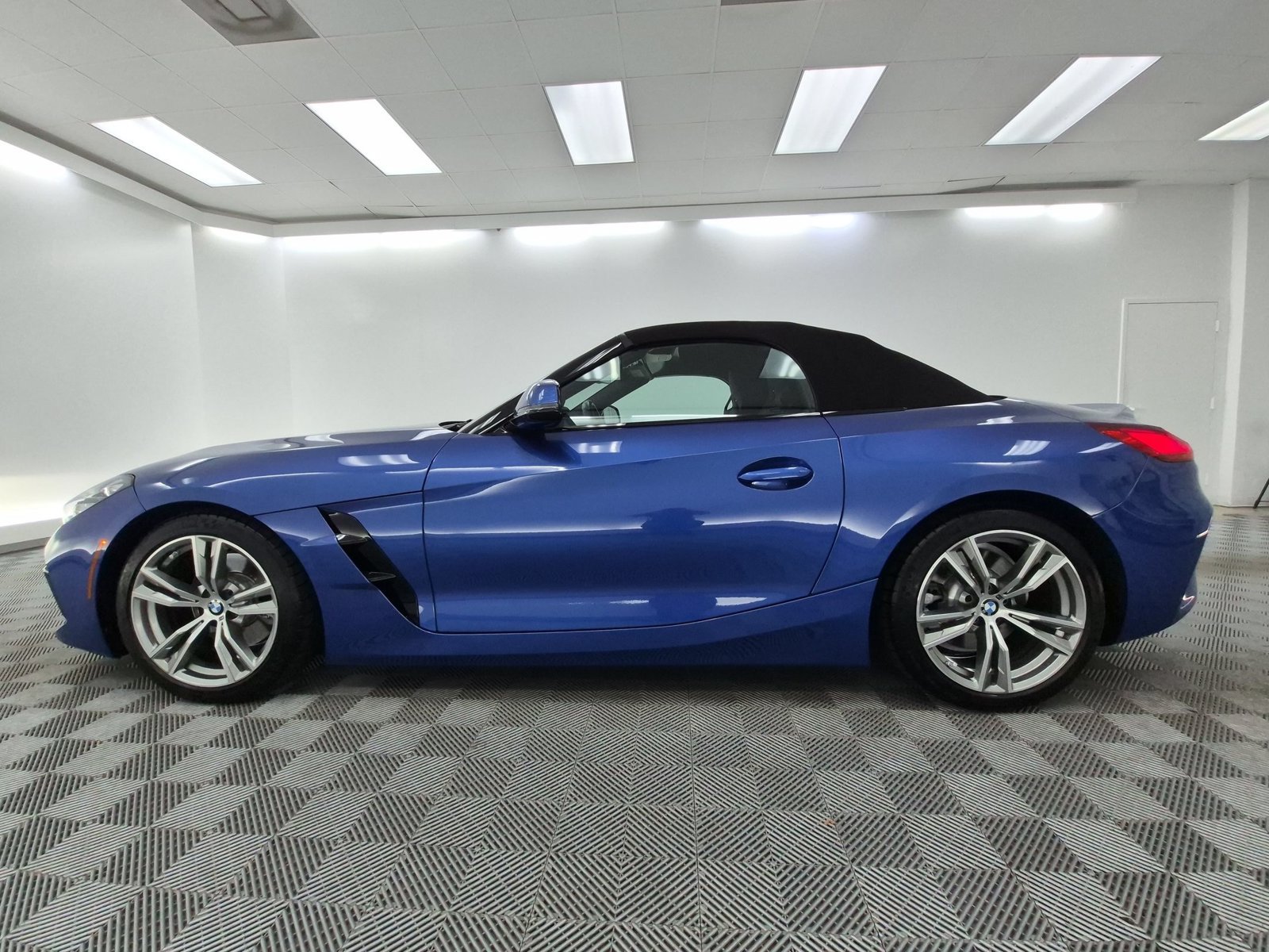 Used 2023 BMW Z4 sDrive30i w/ Driving Assistance Package RWD image 2