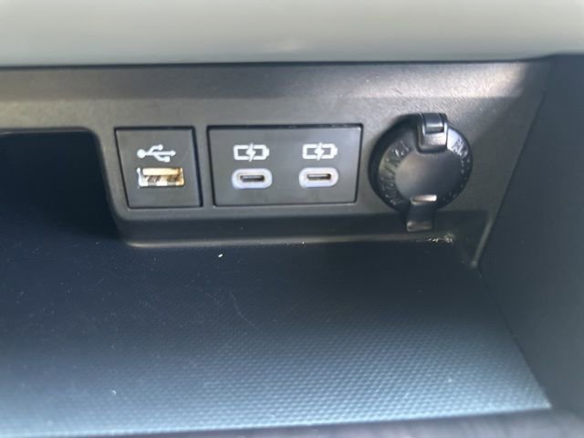 Used 2023 Toyota Highlander Limited image 28