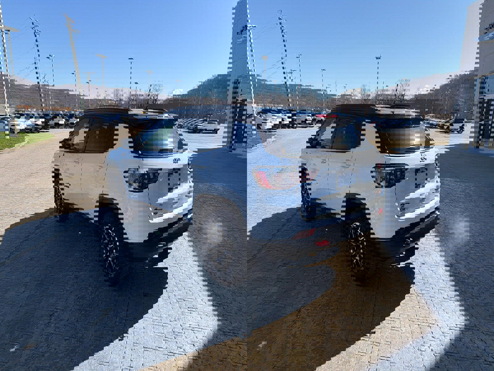 Used 2025 Jeep Compass Trailhawk image 6