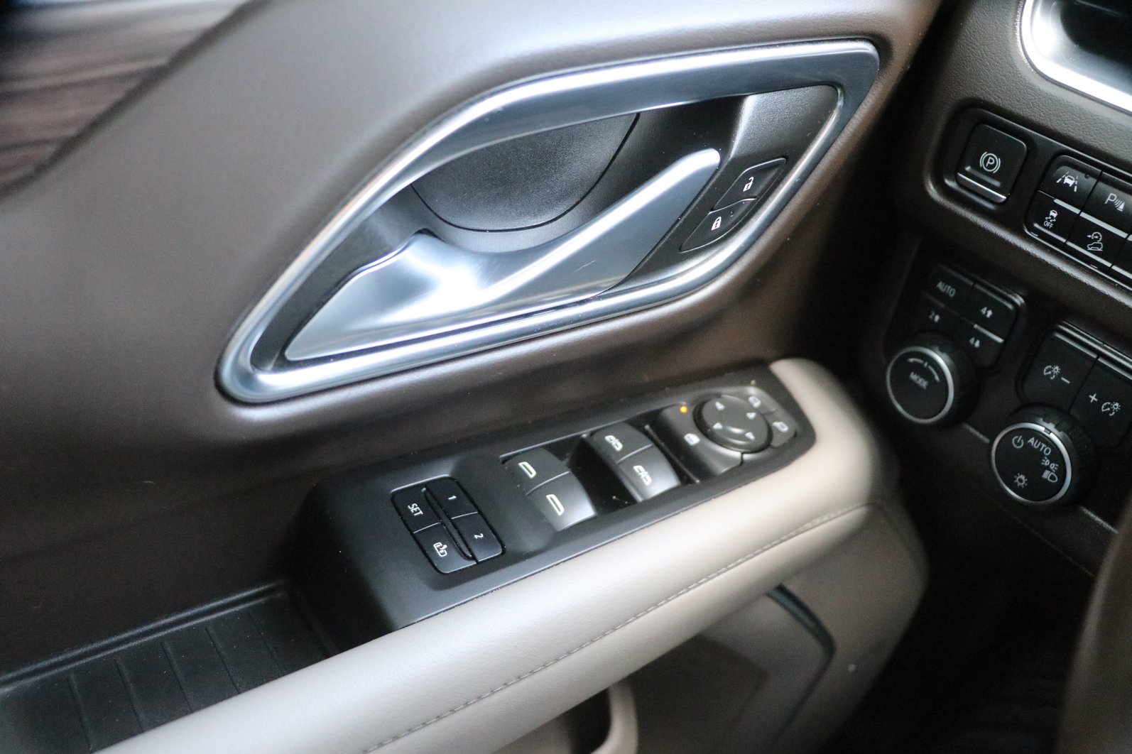 Used 2023 Chevrolet Suburban Z71 AWD/4WD image 11