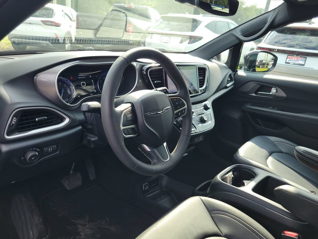Used 2025 Chrysler Pacifica Select FWD image 23