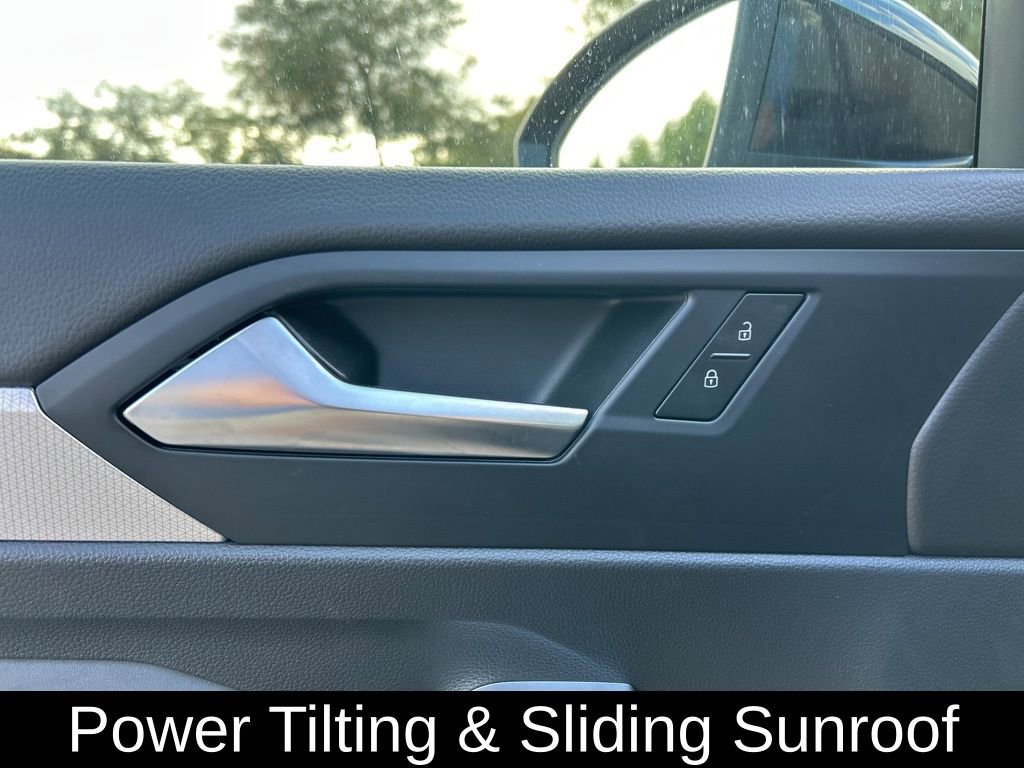 Used 2025 Volkswagen Jetta SE w/ Sunroof Package image 18