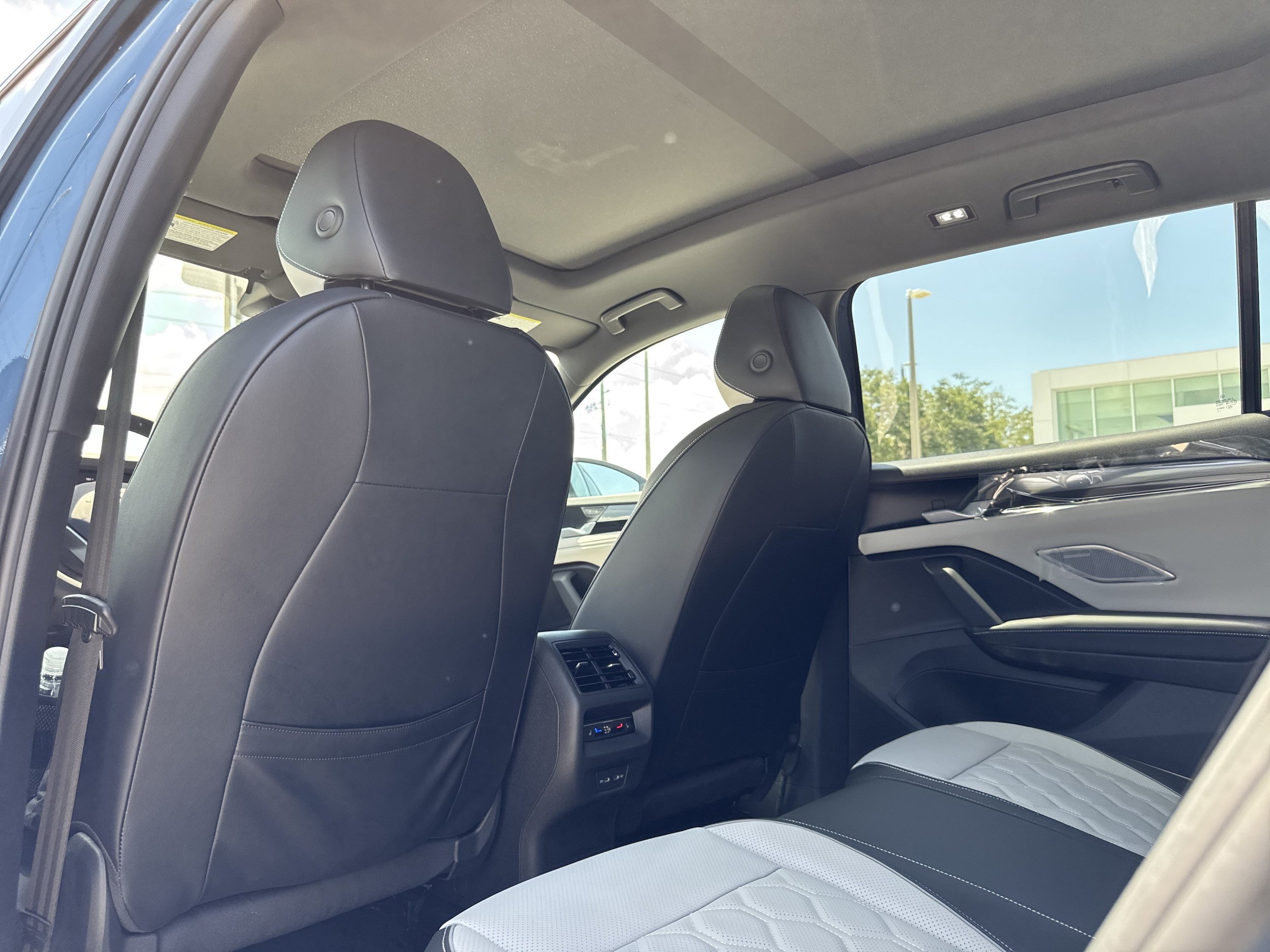 New 2026 Volkswagen Tiguan SEL R-Line AWD/4WD image 18
