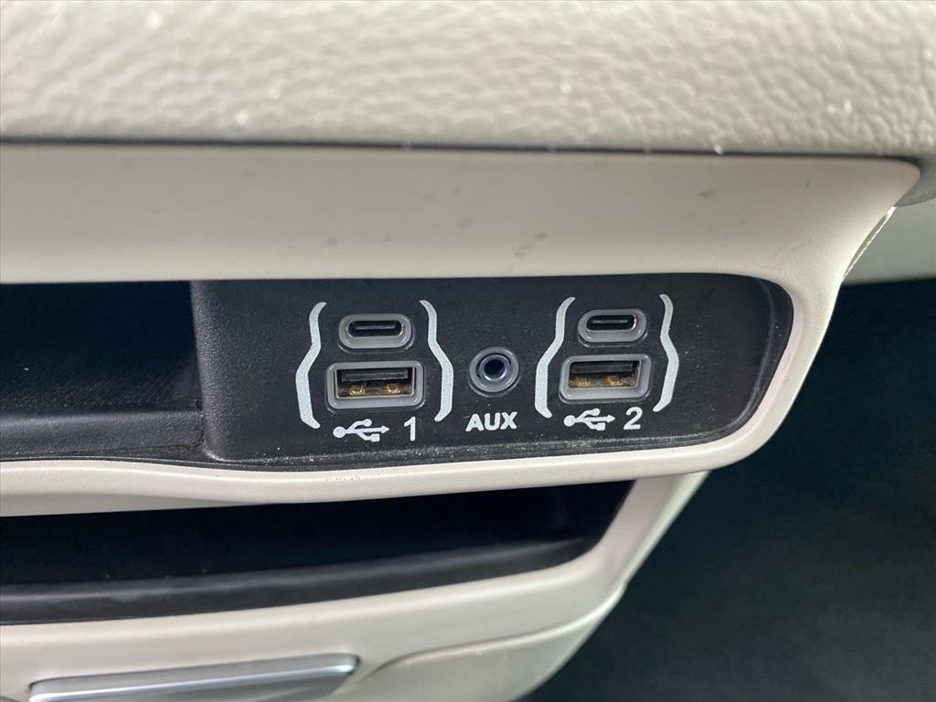 Used 2022 Chrysler Voyager LX image 8