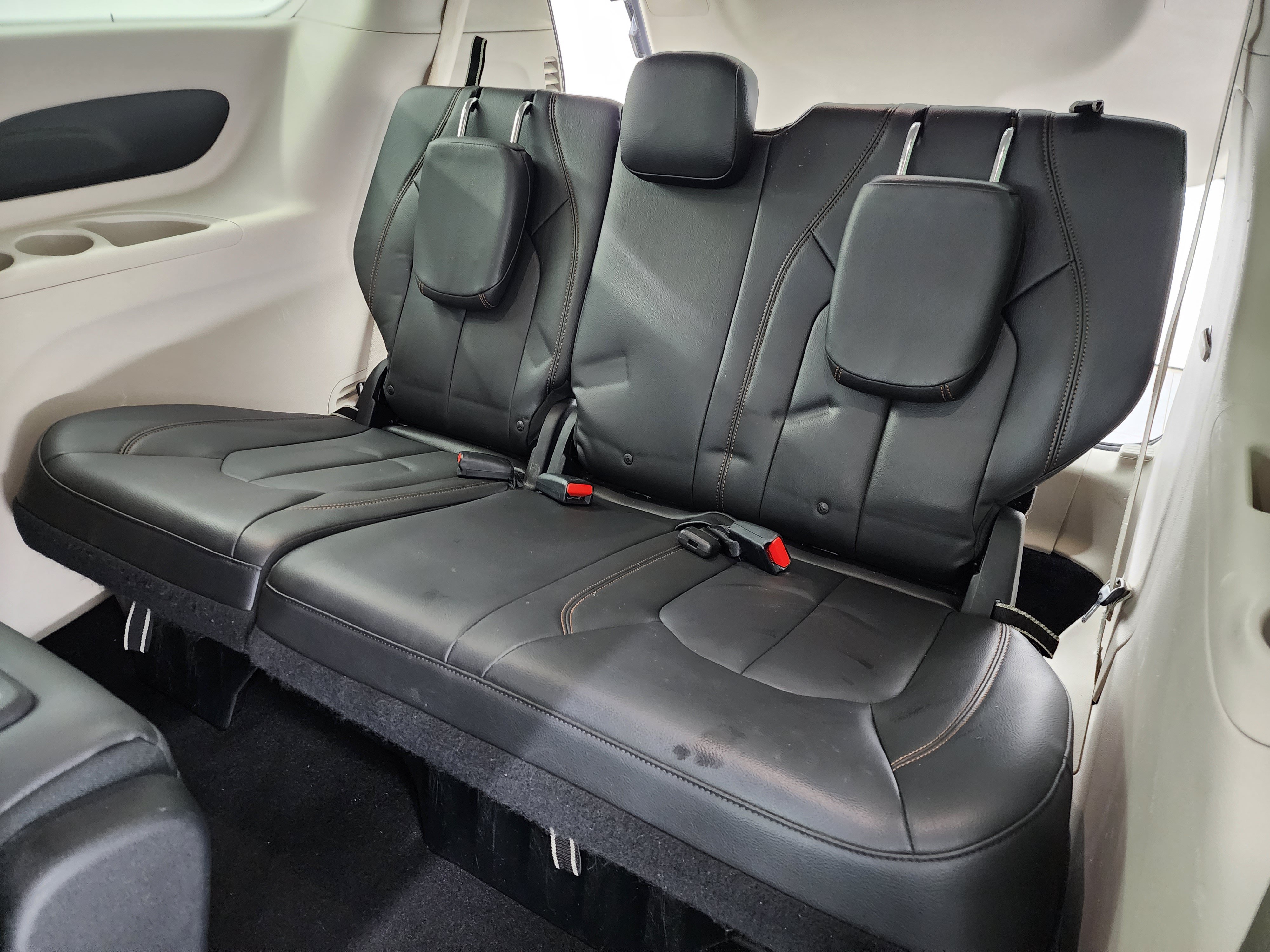 Used 2017 Chrysler Pacifica Touring-L FWD image 10