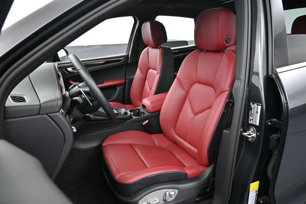 Certified 2026 Porsche Macan AWD/4WD image 5