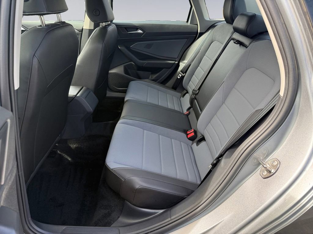 Used 2025 Volkswagen Jetta SE FWD image 16