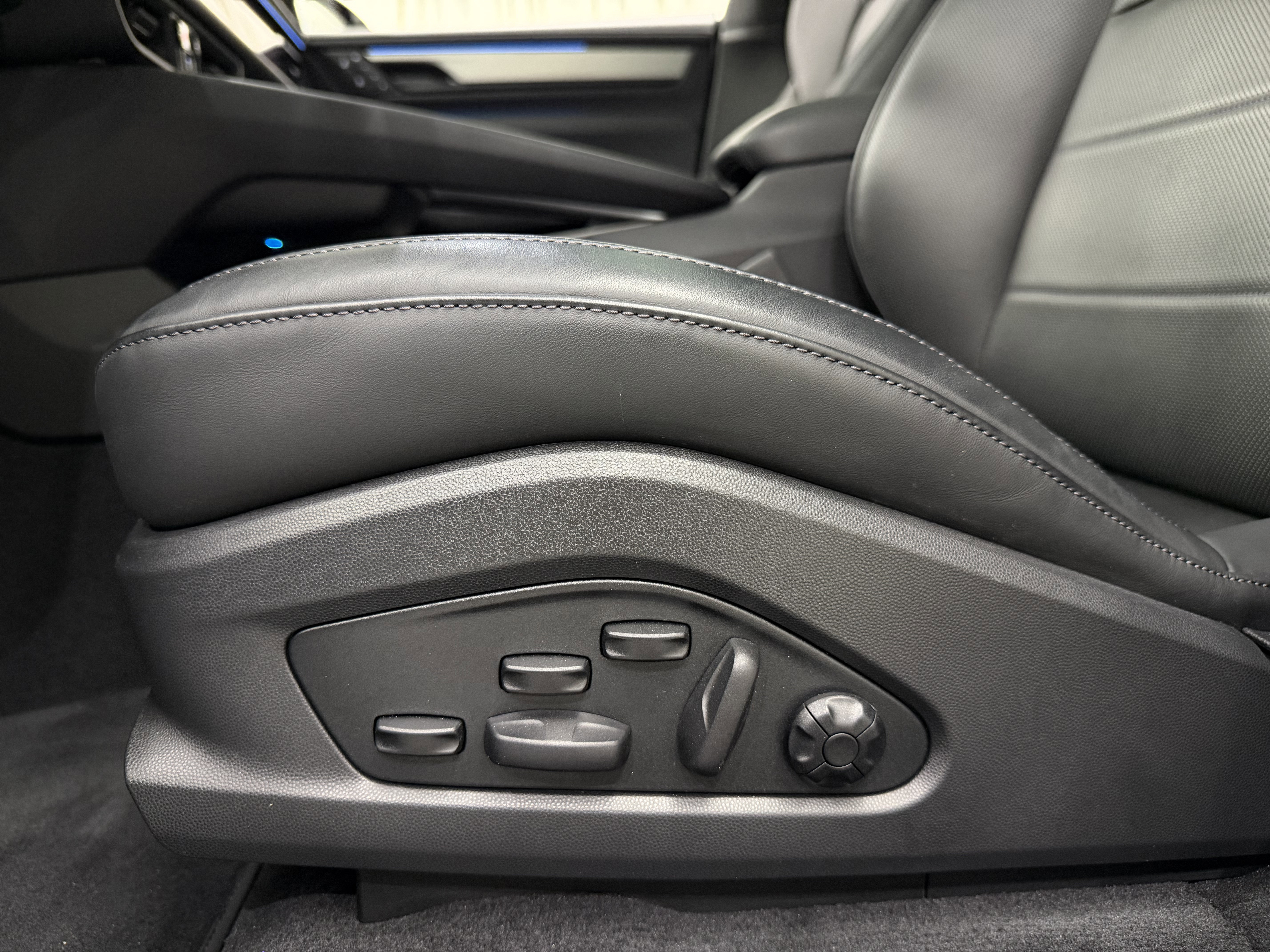 Certified 2025 Porsche Macan 4S Electric AWD/4WD image 38
