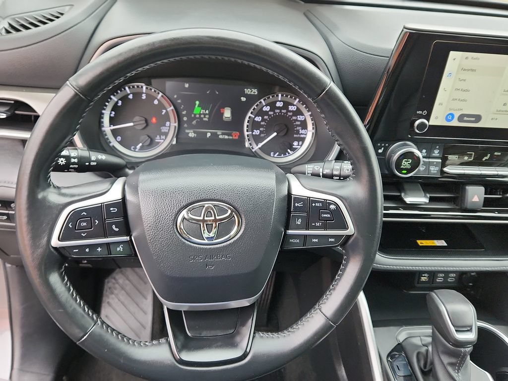 Used 2024 Toyota Highlander XLE AWD/4WD image 23