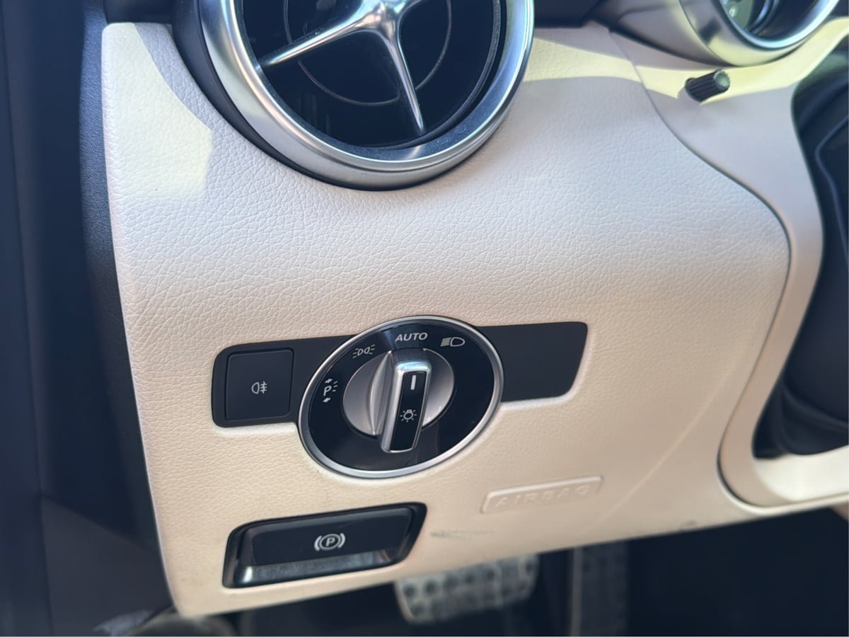 Used 2020 Mercedes-Benz SLC 300 w/ Premium Package image 27