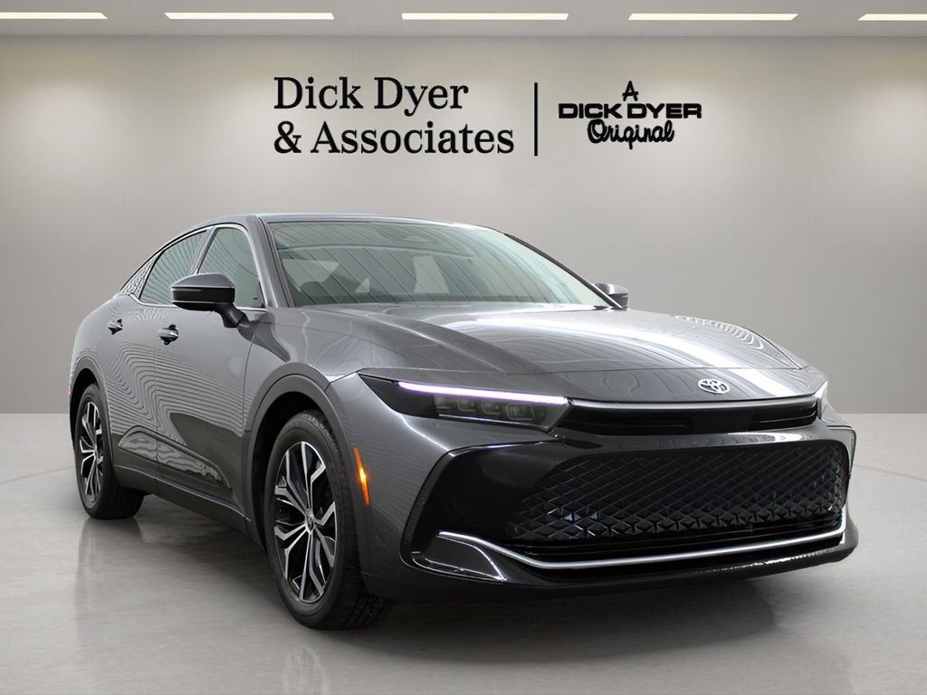 Used 2023 Toyota Crown Limited image 8