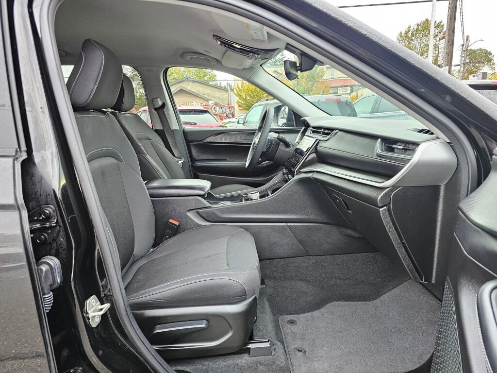 Used 2023 Jeep Grand Cherokee L Laredo image 11