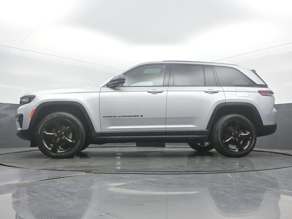 Used 2024 Jeep Grand Cherokee Altitude AWD/4WD image 57
