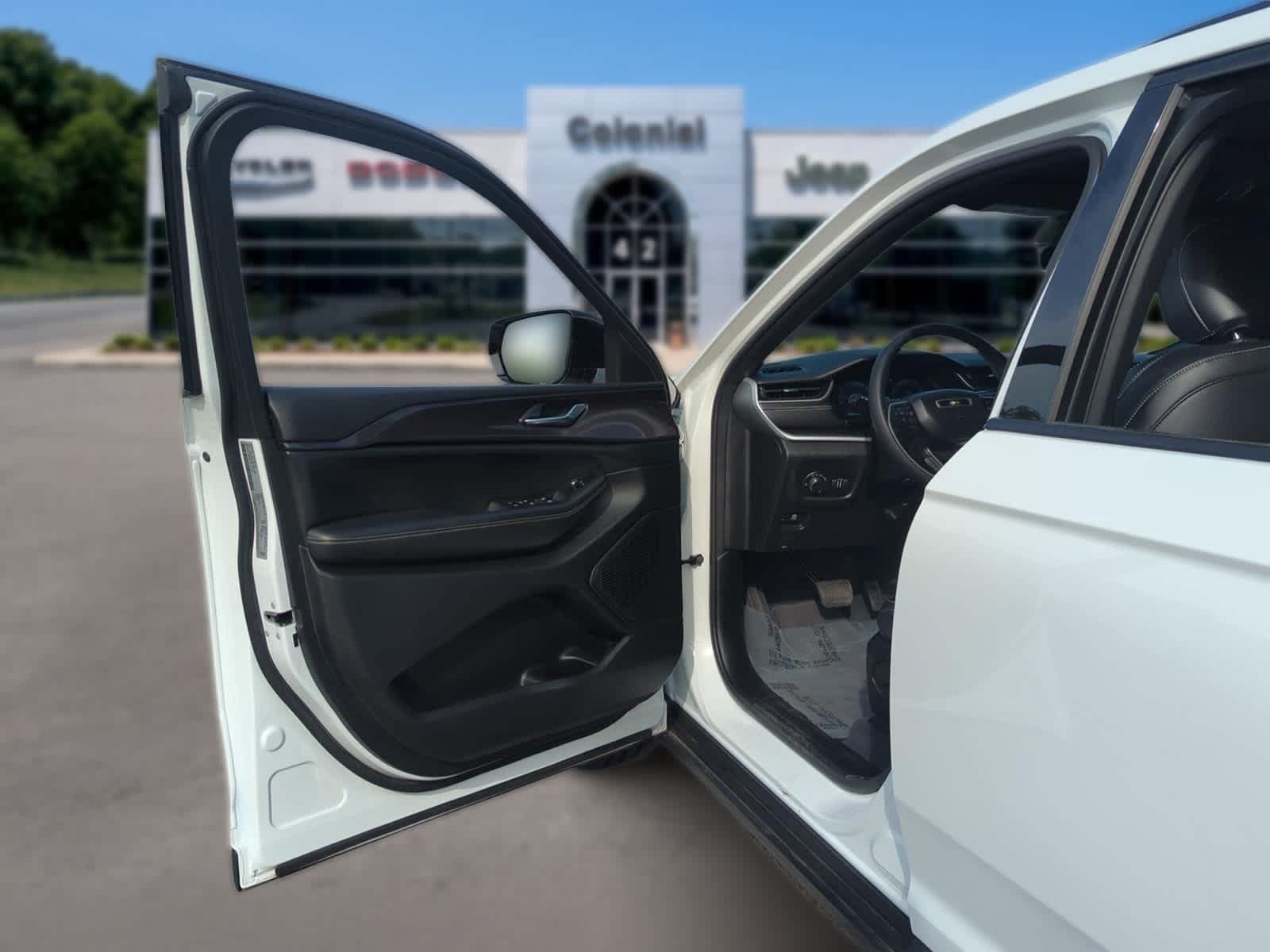 Used 2023 Jeep Grand Cherokee Altitude AWD/4WD image 11