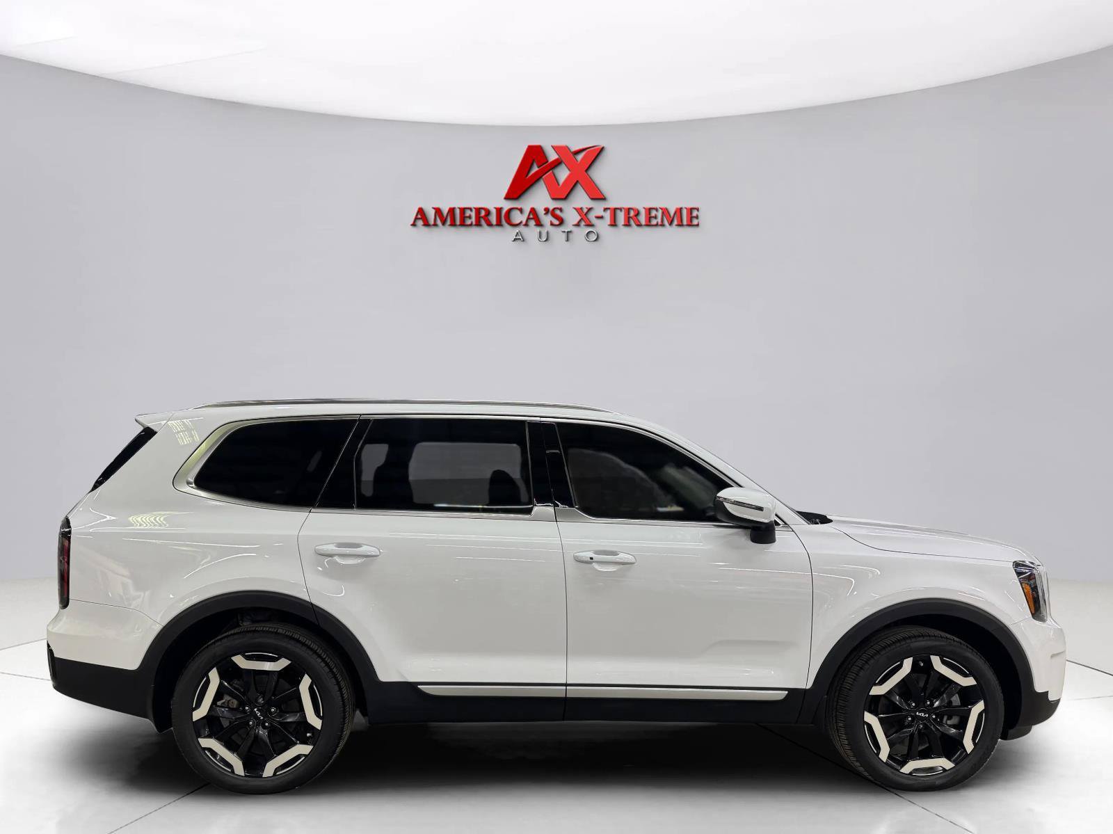 Used 2023 Kia Telluride EX w/ EX Captain's Chair Package FWD image 9