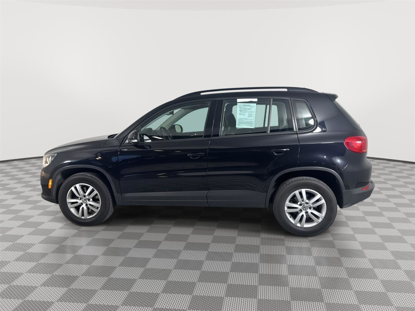 Used 2017 Volkswagen Tiguan S image 4