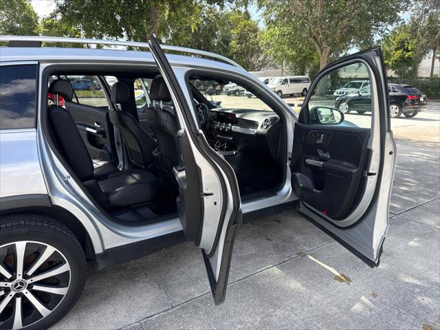 Used 2020 Mercedes-Benz GLB 250 w/ Premium Package image 16