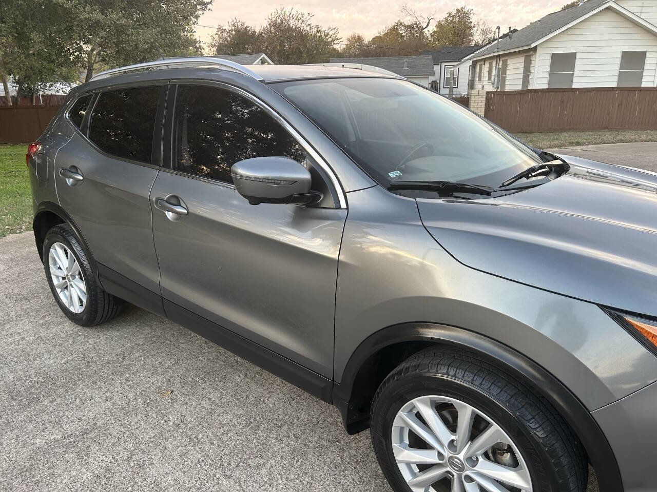 Used 2017 Nissan Rogue Sport SV w/ SV Premium Package image 3