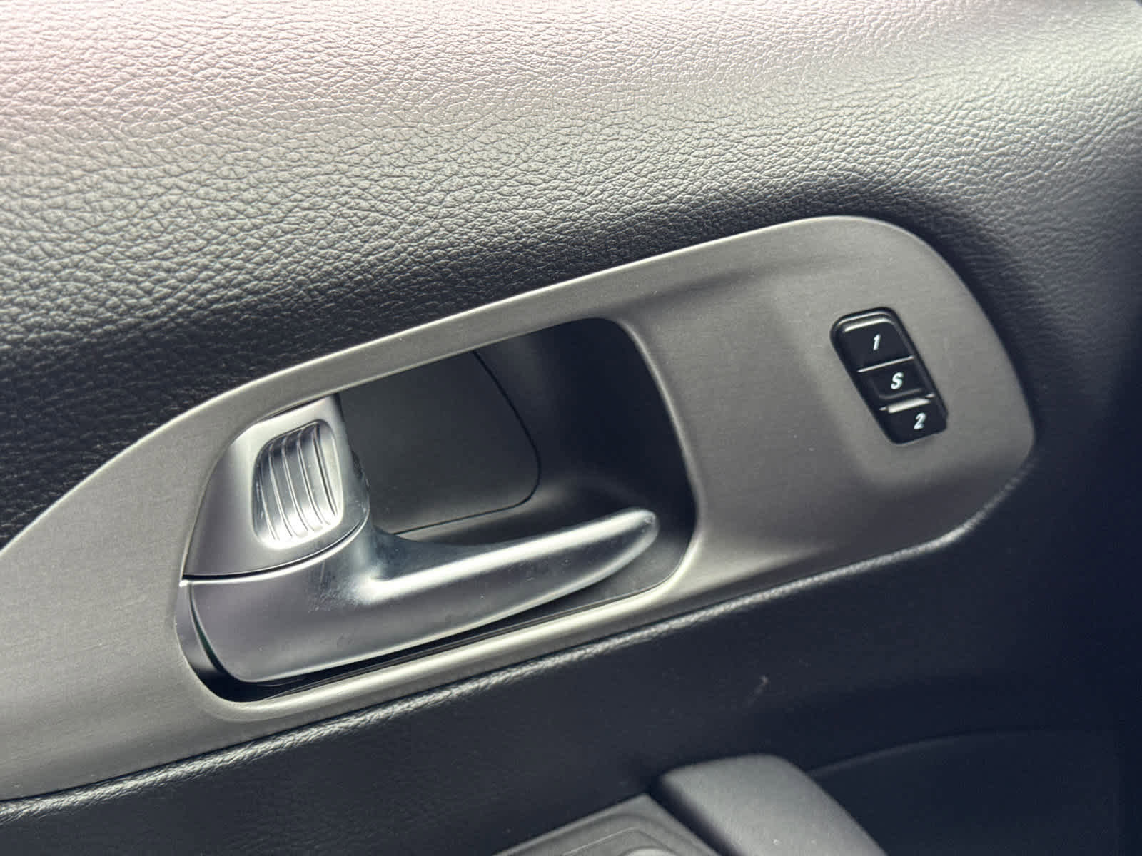 Used 2023 Chrysler Pacifica Limited w/ Uconnect Theater Family Group image 25