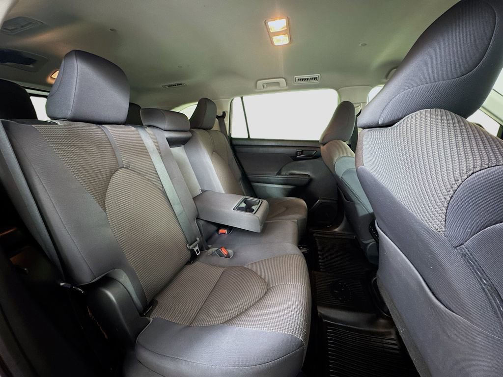 Used 2023 Toyota Highlander LE image 24
