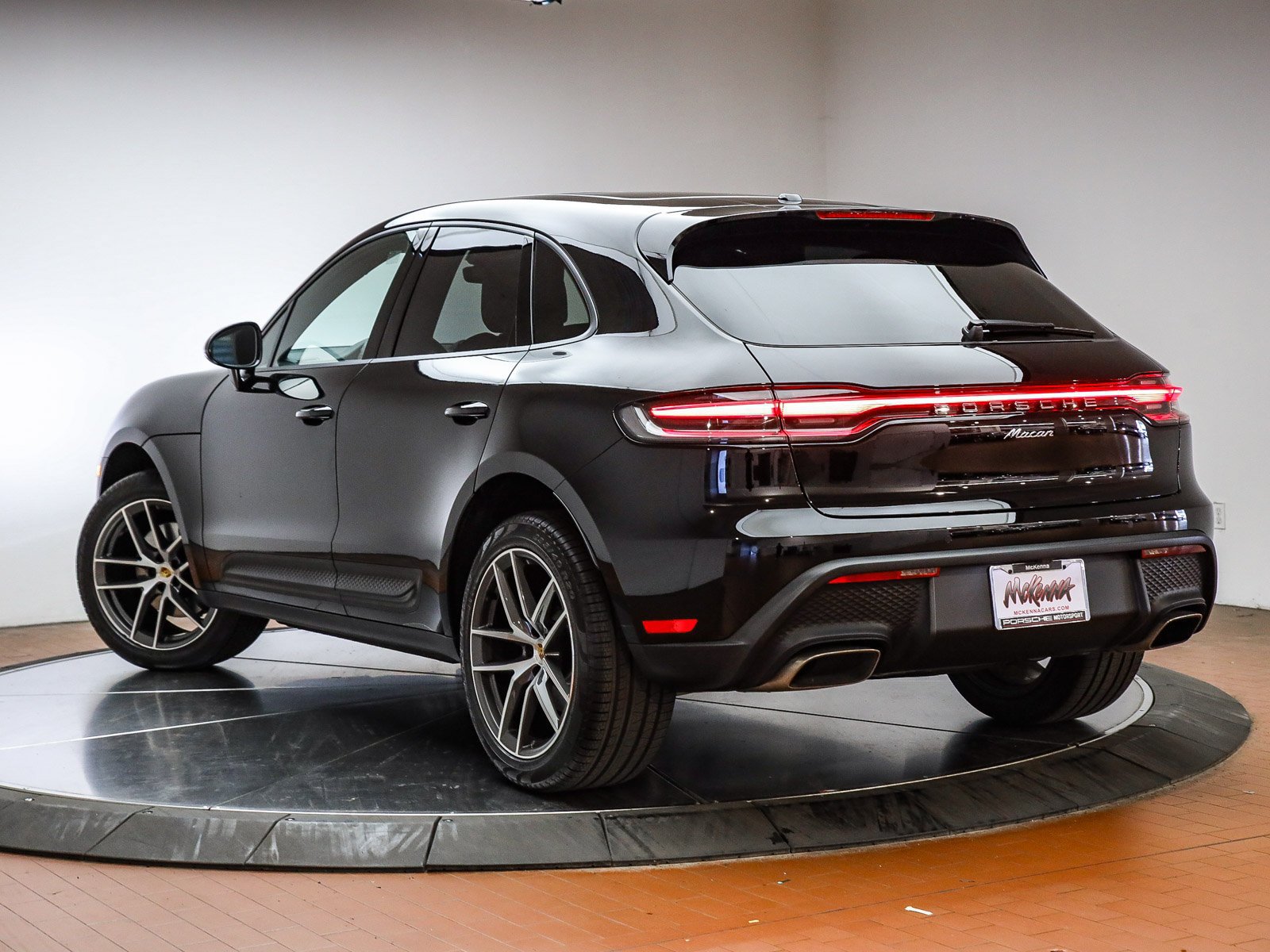 Certified 2025 Porsche Macan AWD/4WD image 3