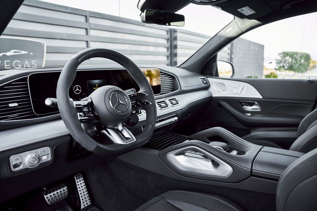 Used 2025 Mercedes-Benz GLS 63 AMG 4MATIC image 2