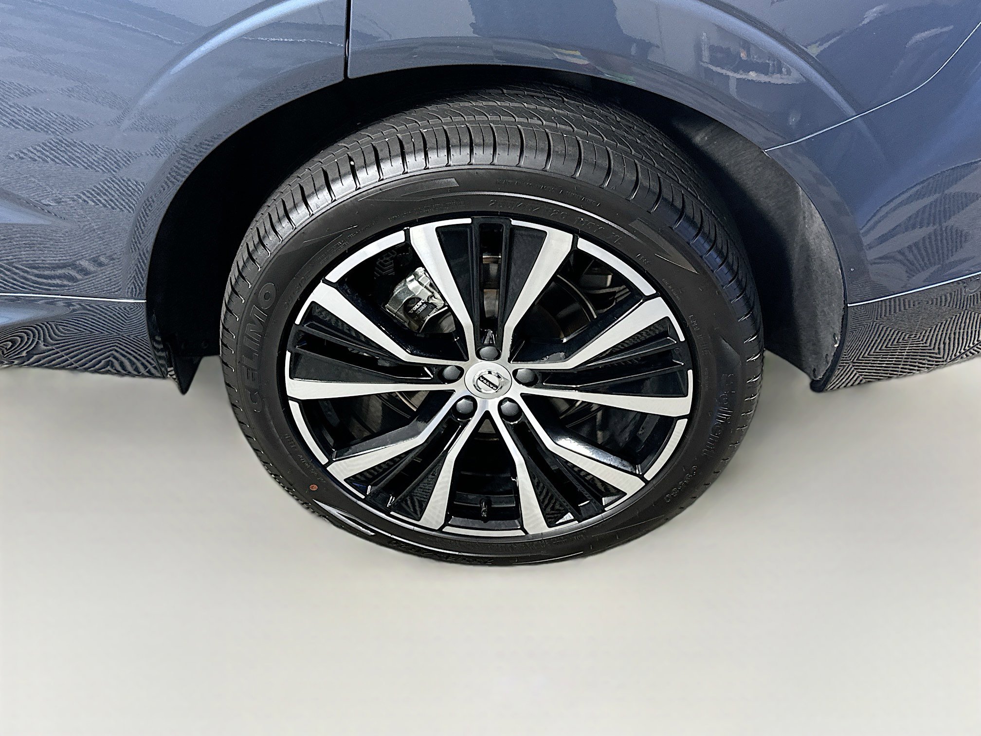 Used 2025 Volvo XC60 B5 Plus image 11