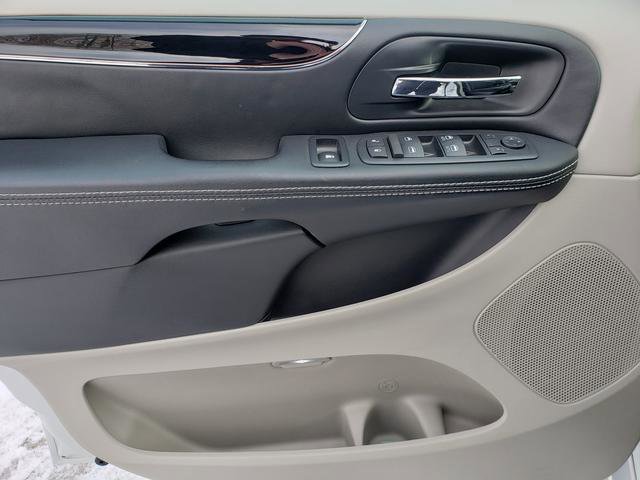 Used 2016 Dodge Grand Caravan SE image 11