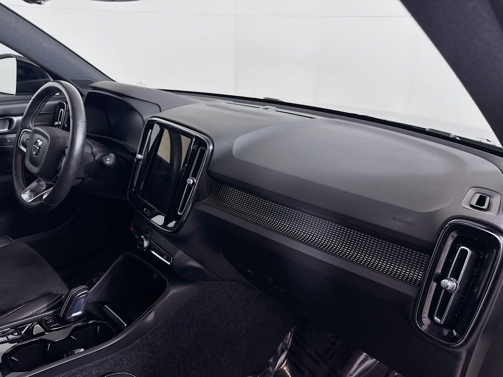 Used 2021 Volvo XC40 T5 R-Design image 29