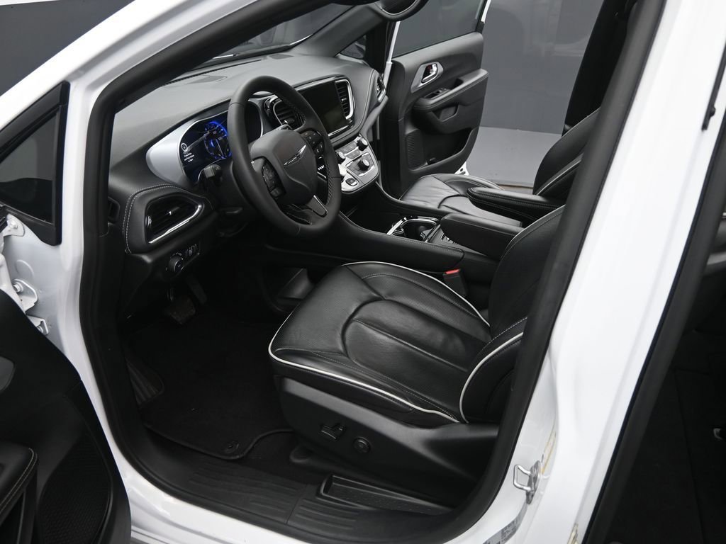 Used 2025 Chrysler Pacifica Limited image 9